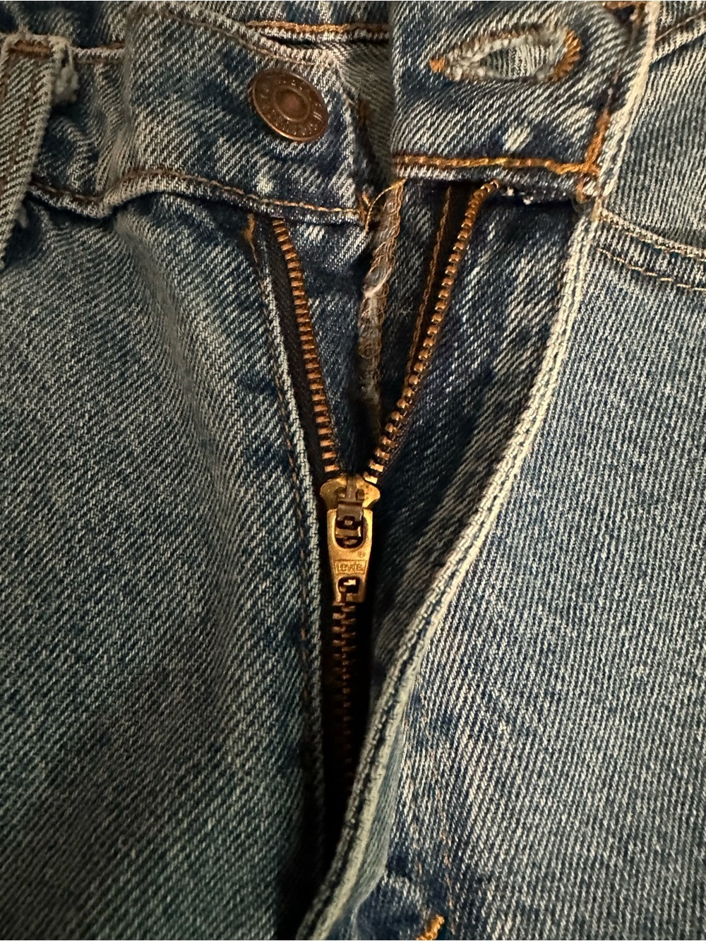 Vintage Levi's High-Rise Medium Wash Mom Jeans in Light Blue High Waist - Picture 3 of 12